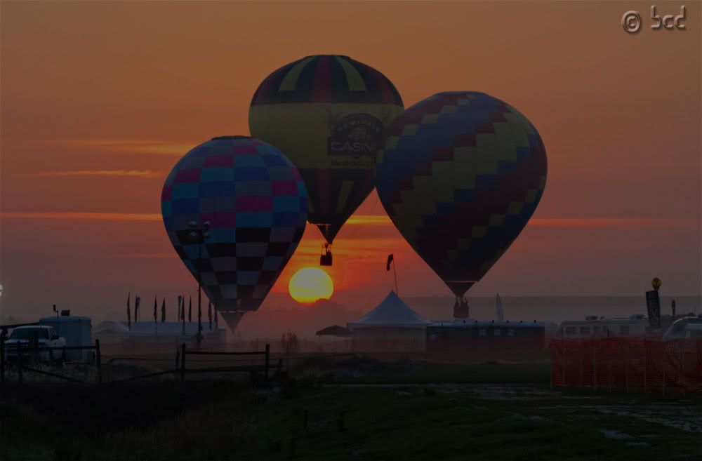 IMAGE: http://i1234.photobucket.com/albums/ff419/radio_engineer/FunNSun_2012/Balloon.jpg